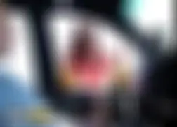 Un perro siempre hace que su rubia dueña se corra a cuatro patas